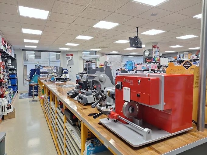 Mostrador con panel de llaves de todo tipo en la ferretería.